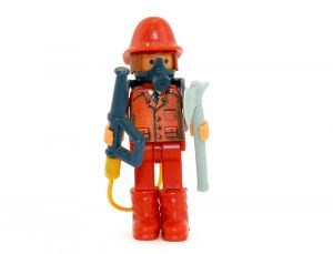 Feuerwehrmann mit Spritze und Axt in rot und mit allen Aufklebern (Steckfiguren)