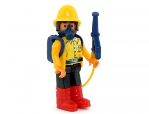 Feuerwehrmann mit Löschgerät in gelb. Haare schwarz und mit allen Aufklebern (Steckfiguren)