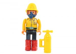 Feuerwehrmann mit Feuerlöscher in gelb. Haare braun (Ü-Ei Steckfigur)