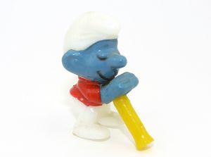 Flötenschlumpf mit zwei großen und einem kleinen Loch. Serie: Erkennst Du Deinen Schlumpf