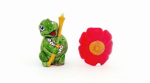 Flora aus dem Diorama mit gelb bemaltem Stiel und Blüte