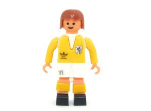 Freizeitsportler Fußballspieler Nummer 11 mit gelben Trikot und Stutzen