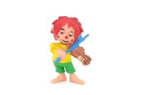 Pumuckl Lustiger Musikant mit sehr heller Geige (Ü-Ei Farbvariante)