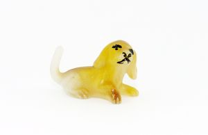 Dackel aus glasigen Grundmaterial (Alte Tierfiguren)