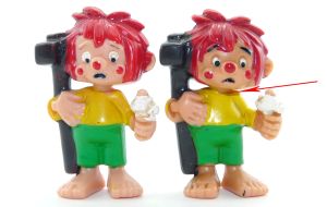 Pumuckl Handwerker mit braunen Hammer wo der Hals geschrumpft ist (Verformungsvariante)