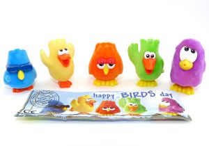 Satz samtigen HAPPY BIRDS DAY Figuren mit einem Beipackzettel zur Serie