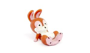Hase Puuh liegt mit rötlicher Bemalung Tao Tao und seine Freunde