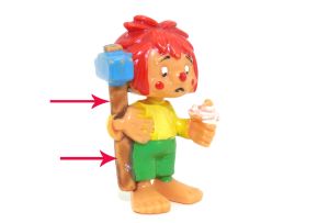 Pumuckl Handwerker mit ganz hellem Hammerstiel, wässrig bemalt (Farbvariante wie die helle Geige)