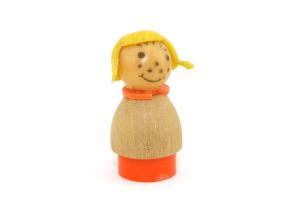 Tochter aus orangen Material mit braunen Zöpfen aus der Holzfiguren Familie (Holz Figuren)