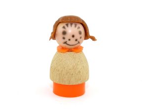 Tochter aus orangen Material mit braunen Zöpfen aus der Holzfiguren Familie (Holz Figuren)