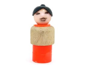 Frau in rot mit schwarzem Haar aus der Holzfiguren Familie (Holz Figuren)