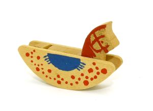 Schaukelpferd aus Holz mit rotem Pferdekopf (Alte Ü-Ei Inhalte)