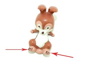 Hase Puuh liegend, wo die Pfoten mit 3 Strichen je Pfote bemalt sind (Bemalungs - Variante)