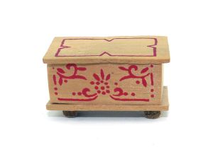 Kommode aus Holz mit rotem Dekordruck