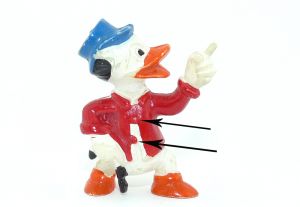 Alte Dagobert Duck Figur, wo die beiden Knöpfe nicht schwarz bemalt sind