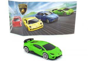 Knallgrüner Lamborghini aus Modellauto aus dem Ü-Ei mit Zettel