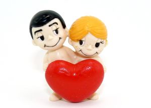 Liebe ist Figure mit großen Herz von Firma Meistermarken (Maße 4cm mal 4cm)