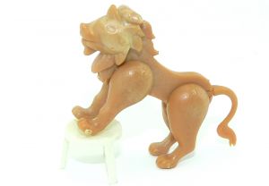 Löwe mit Hocker, wo das Grundmaterial im Gesicht unterschiedlich ist (Material Variante)