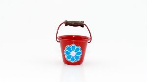 Roter Eimer mit Henkel aus Holz von 1978 (Metallfiguren)