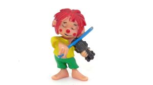 Pumuckl Lustiger Musikant mit leicht dunkelbrauner Geige