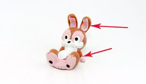 Hase, wo die Ohren erst weiß bemalt wurden und dann die Pfoten (Bemalungsvariante)