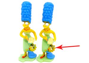 Marge Simpson, wo Maggie ihr Gesicht orange bemalt ist (Ü-Ei Farbvariante)