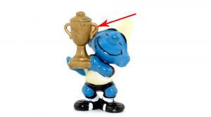 Spielführer Schlumpf, wo ein Henkel vom Pokal mit Farbe gefüllt ist