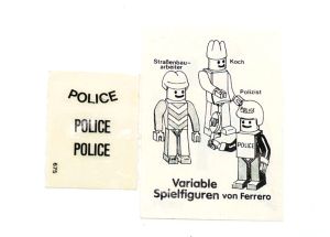 Polizei Aufkleber auf Folie und der Beipackzettel vom Polizisten