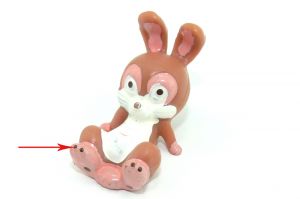 Hase Puuh liegend, wo die Pfoten nur punktuell betupft sind (Bemalungs - Variante)