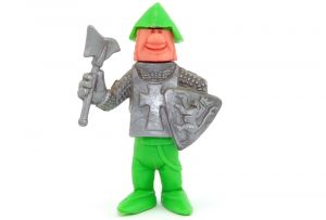 Steckfigur von Ritter Kunibert mit Axt und Schild in grün