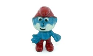 Papaschlumpf rot grundiert. Unter der blauen Farbe ist die Figur rot, daher der sehr dunkelrote Farbton