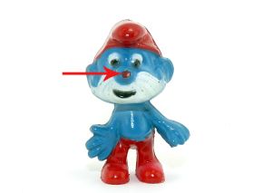 Papaschlumpf der komplett rot grundiert war und dann blau übermalt wurde. Gut zu erkennen an der Nasenspitze