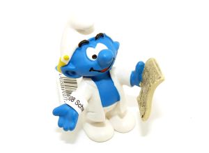 Gummi Schlumpf von Schleich mit Karte in der Hand