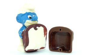 Schlieriger Schokokuss -Schlumpf mit Umrandungsbemalung (Variante)