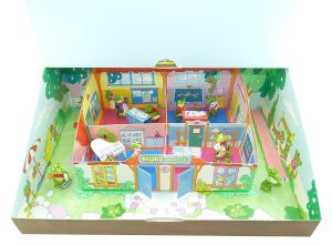 Diorama der Krokoschule von 1991 ohne Werbeplakat