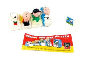 Snoopy und sein WM -Team als Peanuts Figuren Set von Funny Frisch Chips