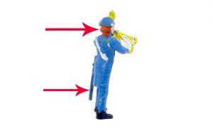 Posaune Soldat mit roten Haaren und Säbel innen unbemalt