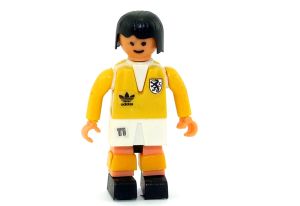 Freizeitsportler Fußballspieler Nummer 11 mit gelben Trikot und Stutzen