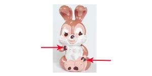 Hase Puuh sitzt wo das weiße der Augen nur oben bemalt ist