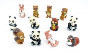 Tao Tao – Tiergeschichten aus aller Welt als Überraschungsei Figuren Set mit dunkelbraunen Varianten von Kiki und das Eichhörnchen