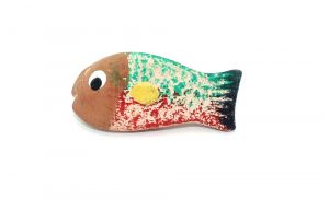 Fisch aus Ton mit dunklem Gesicht. Farbe grün - rot (Alte Ü-Ei Inhalte)