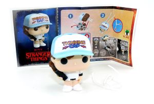 Dustin aus der Serie Stranger Things mit Zettel und Bädchen (Kennung VC261)