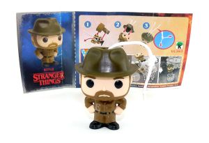 Hopper aus der Serie Stranger Things mit Zettel und Bändchen (Kennung VC263)