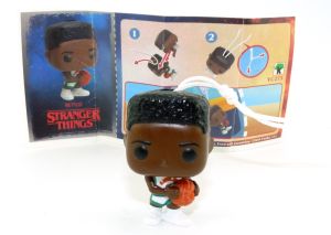 Lucas aus der Serie Stranger Things mit Zettel (Kennung VC273)