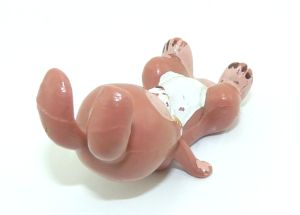 Hase Puuh liegend, wo 4 Striche je Pfote bemalt wurden (Bemalungs - Variante)