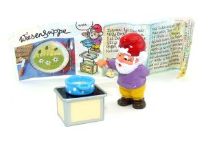 Ferdi Feinschmeck von den Küchenzwergen mit Beipackzettel "Wiesensuppe" als Rezept