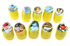 Kinder Überraschungsei Paket mit 10 geschlossenen Kapseln aus den 90ern und 2000er-Jahren Hartplastikfiguren