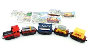Satz Rungierlokomotive mit Anhängern und allen Beipackzetteln. 5 Ü-Ei Inhalte