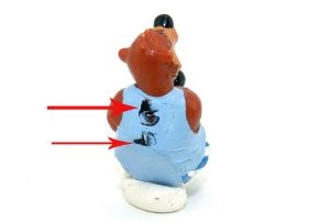 Brummi Bär, wo zwei halbe zweien als Rückennummer bedruckt sind  (Ü-Ei Druckvariante)