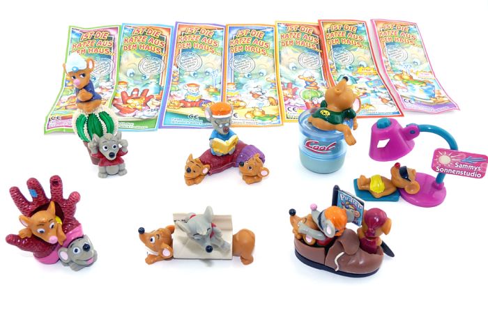 Figurensatz ist die Katze aus dem Haus. Beipackzettel hochkant und der Lampenschirm ist Lila